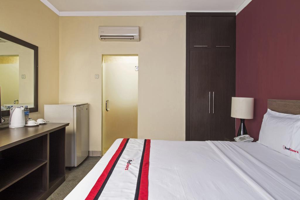 Reddoorz Premium @ Thamrin Kebon Sirih Hotel Jakarta Exterior photo