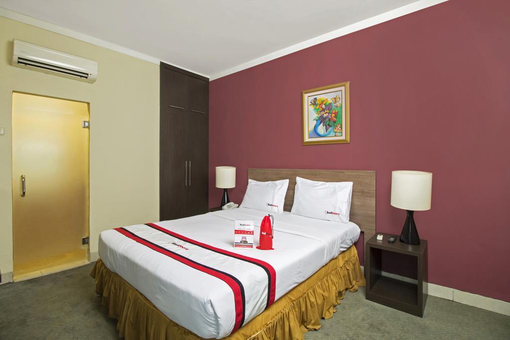 Reddoorz Premium @ Thamrin Kebon Sirih Hotel Jakarta Exterior photo
