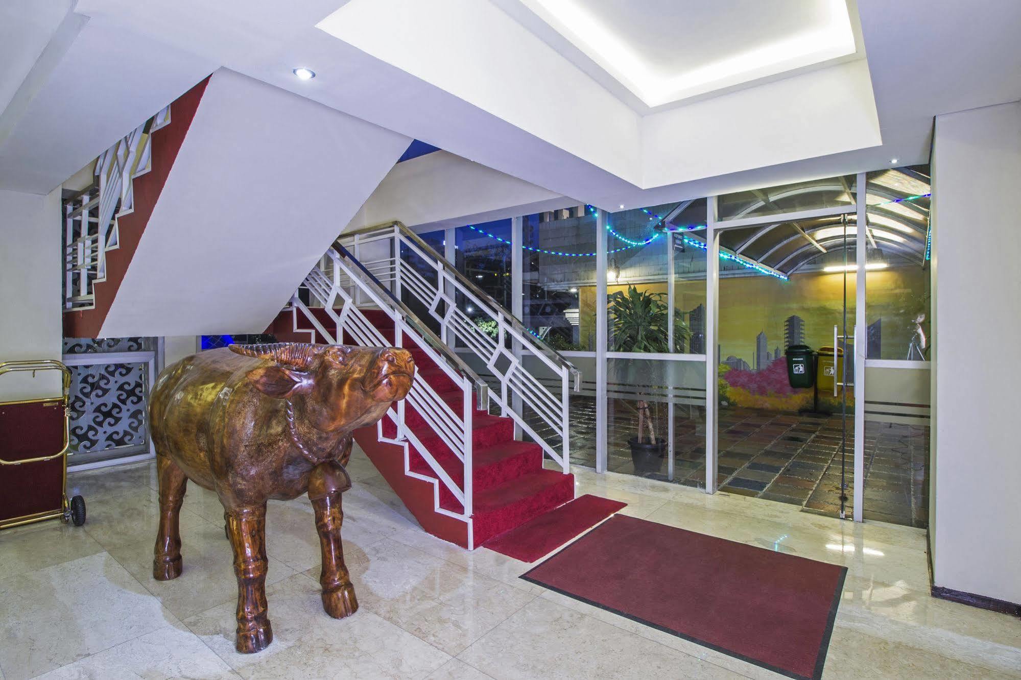 Reddoorz Premium @ Thamrin Kebon Sirih Hotel Jakarta Exterior photo
