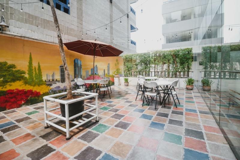 Reddoorz Premium @ Thamrin Kebon Sirih Hotel Jakarta Exterior photo